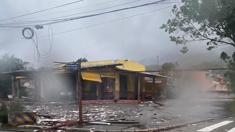 TEMPESTADE FORTE CAUSA DESTRUIÇÃO NA CIDADE DE SÃO SEBASTIÃO