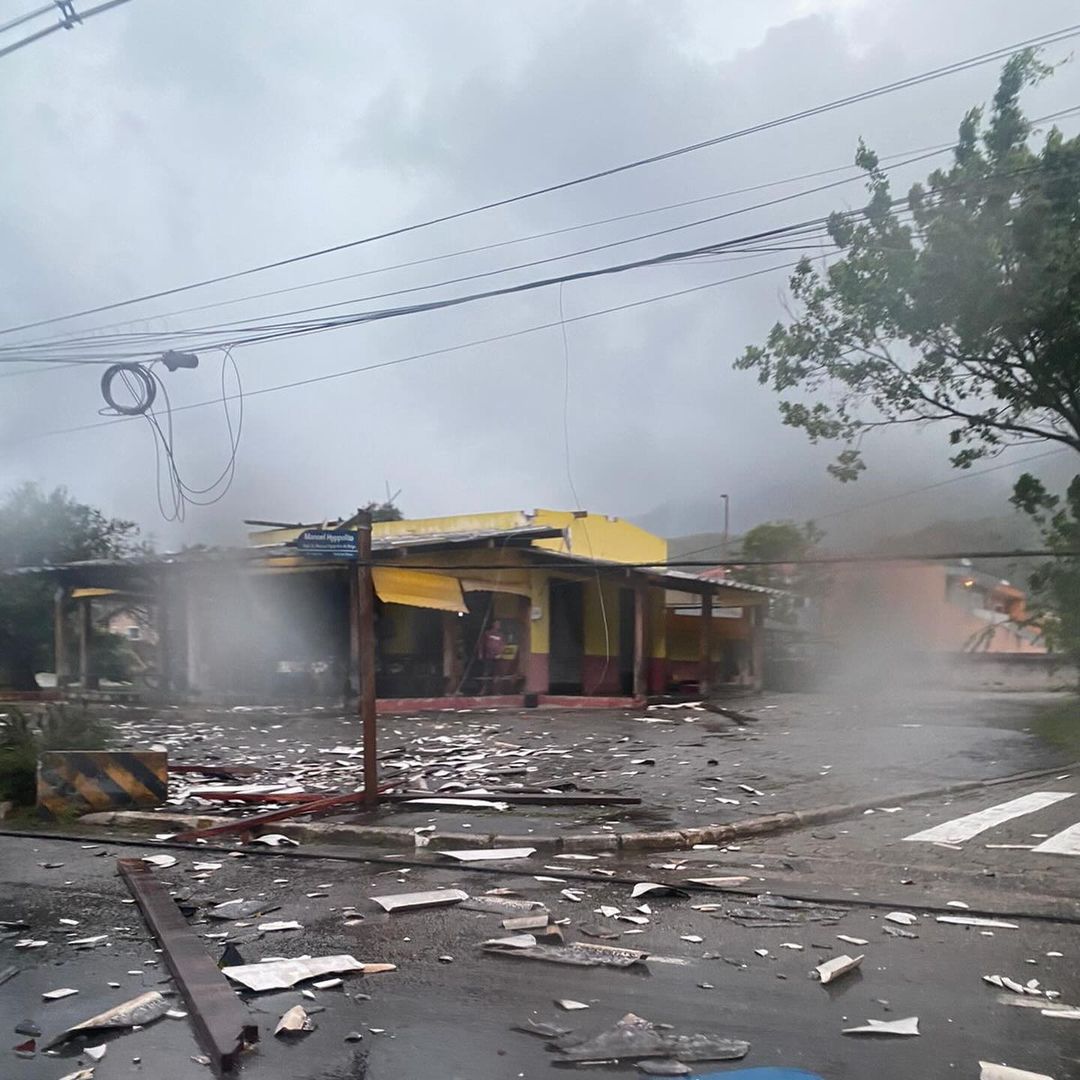 TEMPESTADE FORTE CAUSA DESTRUIÇÃO NA CIDADE DE SÃO SEBASTIÃO