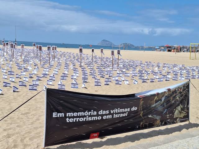 1.400 BANDEIRAS DE ISRAEL SÃO ESPALHADAS PELA PRAIA DE COPACABANA EM MEMORIA DAS VÍTIMAS DA GUERRA