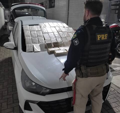 PRF APRENDE MOTORISTA COM 50KG DE DROGAS DENTRO DO VEÍCULO