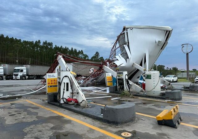 TELHADO DE POSTO DE COMBUSTÍVEL DESABA COM FORTE VENTANIA NA CIDADE DE CAÇAPAVA