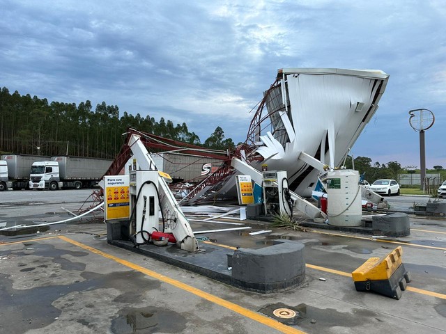 TELHADO DE POSTO DE COMBUSTÍVEL DESABA COM FORTE VENTANIA NA CIDADE DE CAÇAPAVA