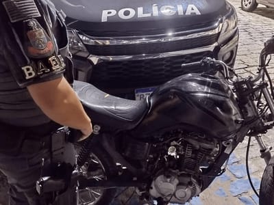 POLÍCIA PRENDE CASAL COM MOTO FURTADA NA CIDADE DE LORENA