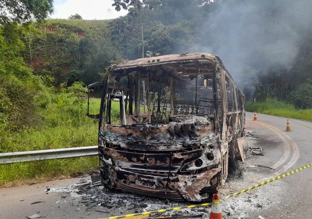 HOMEM É PRESO APÓS ROUBAR UM ÔNIBUS E FUGIR PARA GUARATINGUETÁ, DURANTE A FUGA VEÍCULO PEGA FOGO E É ABANDONADO