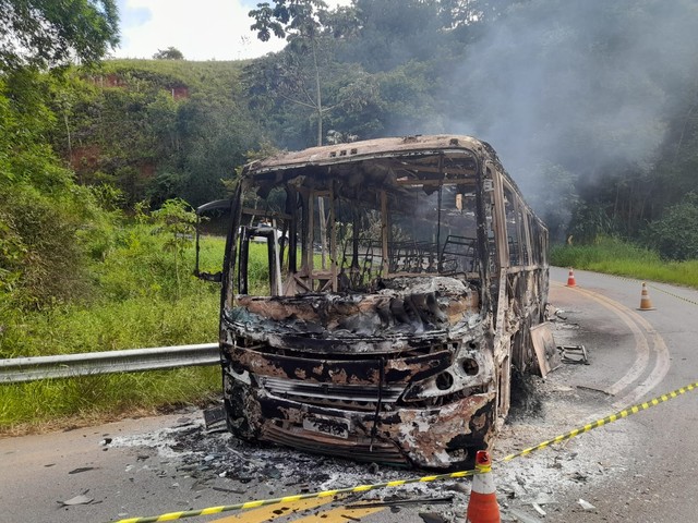 HOMEM É PRESO APÓS ROUBAR UM ÔNIBUS E FUGIR PARA GUARATINGUETÁ, DURANTE A FUGA VEÍCULO PEGA FOGO E É ABANDONADO