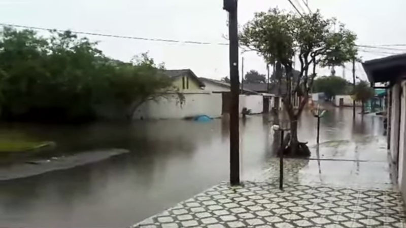 CHUVA FORTE ATINGE CIDADE DE UBATUBA E RUAS FICAM ALAGADAS