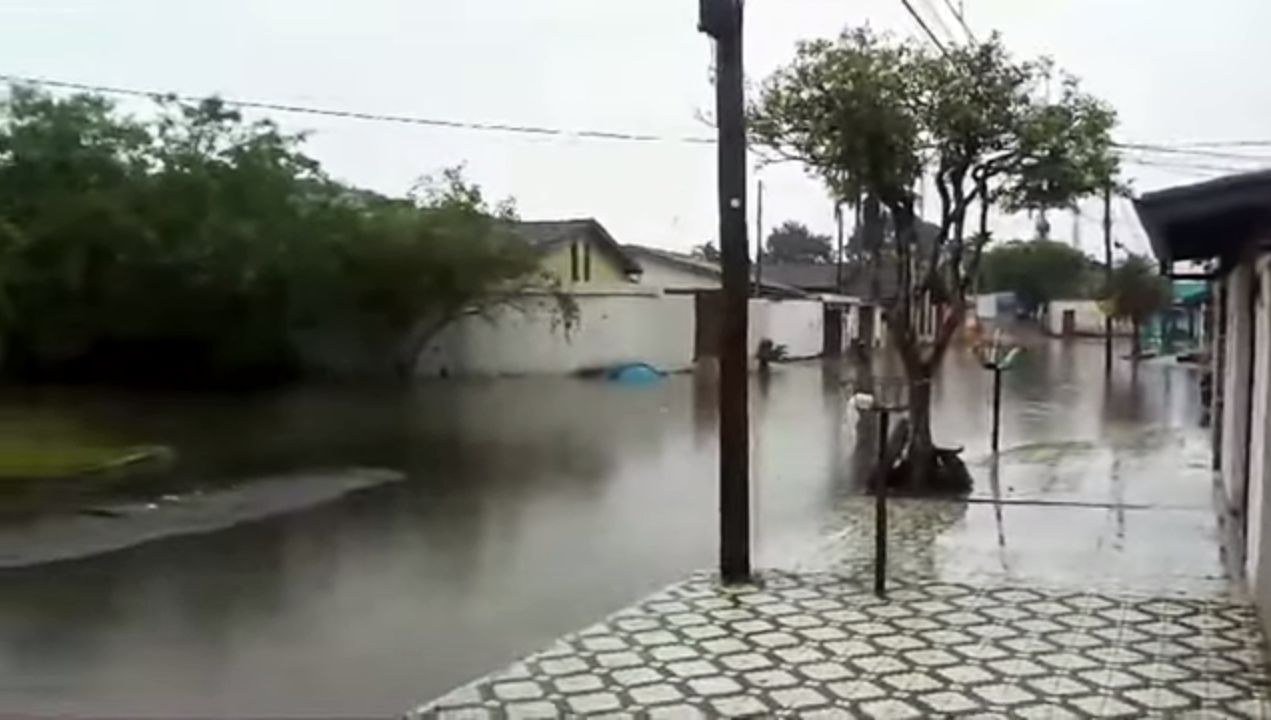 CHUVA FORTE ATINGE CIDADE DE UBATUBA E RUAS FICAM ALAGADAS