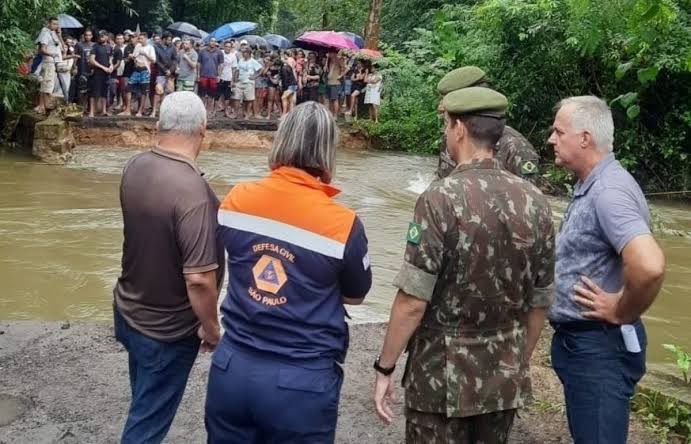 DEFESA CIVIL E EXÉRCITO BRASILEIRO ATUAM EM RESGATES APÓS FORTE CHUVA NA CIDADE DE UBATUBA-SP