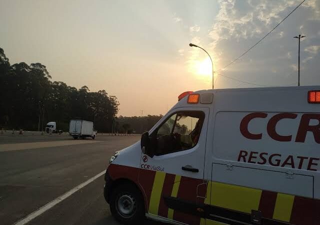 ENGAVETAMENTO ENTRE DOIS CARROS E UM CAMINHÃO PROVOCOU A MORTE DE UMA PESSOA NA RODOVIA PRESIDENTE DUTRA