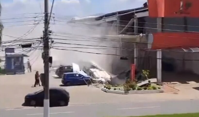 ESTRUTURA DE CONCRETO AO LADO DE UM POSTO DE COMBUSTÍVEL DESABA