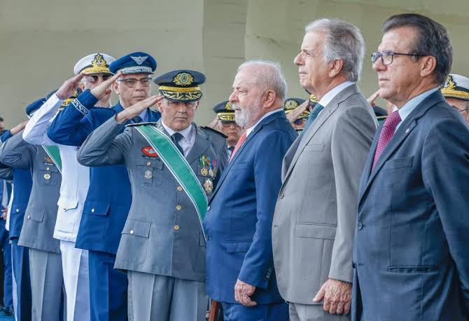 PRESIDENTE LULA AVALIZOU E EXÉRCITO BRASILEIRO COMPRARÁ 36 VEÍCULOS BLINDADOS DE COMBATE