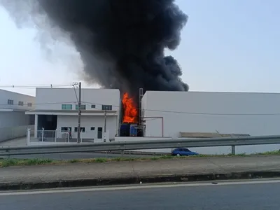 INCÊNDIO EM FÁBRICA NA CIDADE DE PINDAMONHANGABA É CONTROLADO APÓS 25 HORAS