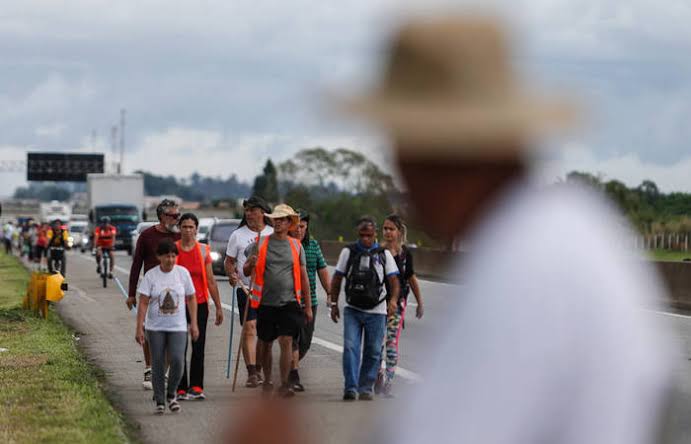 Movimento intenso de romeiros na Rodovia Presidente Dutra