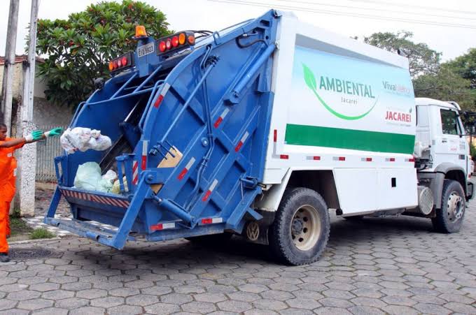 Coletores de lixo entram em greve na cidade de Jacareí