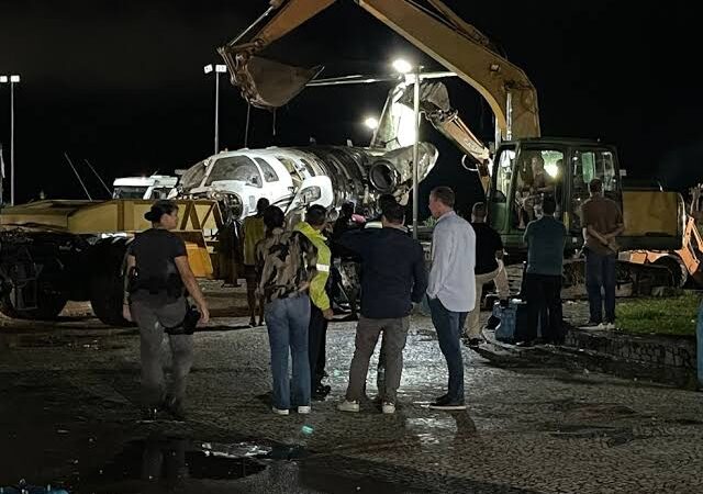 Destroços de avião que explodiu são retirados do mar na cidade de Ubatuba