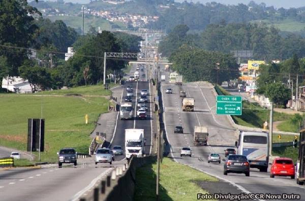 Homem morre e mulher fica ferida em acidente entre moto e caminhão na Dutra