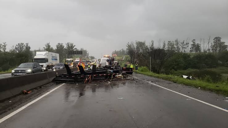 Engavetamento na Dutra na cidade de Pindamonhangaba deixa 49 feridos e bloqueia rodovia