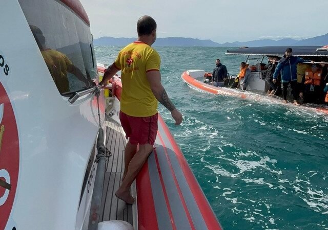 Vinte pessoas são resgatadas após bote afundar durante passeio em Ilhabela