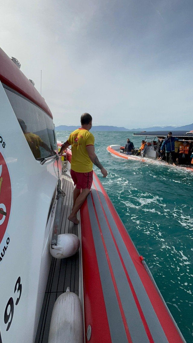 Vinte pessoas são resgatadas após bote afundar durante passeio em Ilhabela