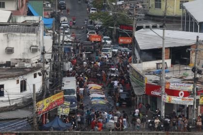 Megaoperação no Rio termina com corpos alinhados em praça de comunidade